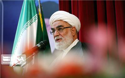 آیت الله گلپایگانی با بیان اینکه رضاخان با نام حسین (ع) مبارزه کرد و کوشید تا نام حسین (ع) را از بین ببرد،