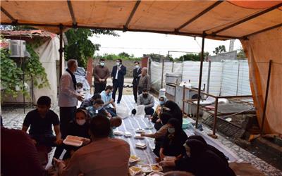 پنج هزار پرس غذای گرم توسط موکب مردمی بیعت حسینی در ساری طبخ وتوزیع شد