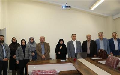حضور هیات رییسه‌ی دانشگاه مازندران در کلاس‌های درس و اهدای شاخه‌های گل به اساتید دانشگاه