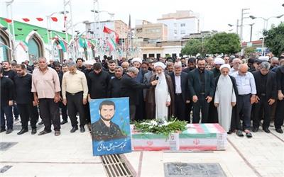 عکس ا اقامه نماز نماینده ولی فقیه در مازندران بر پیکر مادر شهید والامقام سردار سیدعلی دوامی