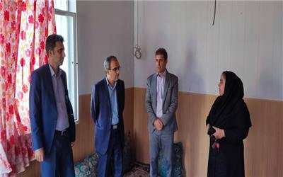 حضور فرماندار سیمرغ و رییس اداره بهزیستی در منزل بانوی سرپرست خانوار به مناسبت هفته بهزیستی