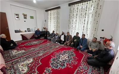 مسئولان سیمرغ با خانواده شهید محمدیان در روستای پایین‌دسته دیدار کردند.