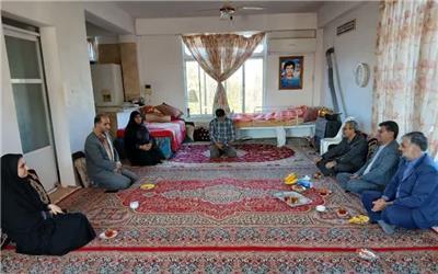 دیدار وهابی خنکداری فرماندار سیمرغ از پدر شهید گرانقدر عباس جهانیان در روستای رکن کلا