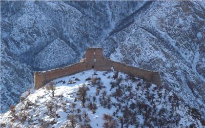قلعه کنگلو با دوبال زخمی، در قاب سپید برف خوش درخشید