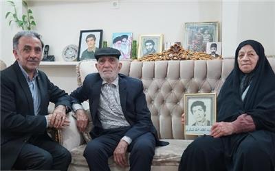 دیدار اعضای کارگروه تاریخ شفاهی دفاع مقدس آمل با والدین شهید «شکری»