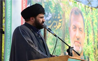 حجت‌الاسلام حسینی مازندرانی در بخش دیگری از سخنان خود شهدا را چراغ هدایت جامعه دانست