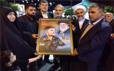 تجلیل از خانواده شهید گیلانی در نود و چهارمین اجتماع مردمی