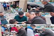 اهدای کتاب به گردشگران در ستاد نوروزی شهرستان بابلسر