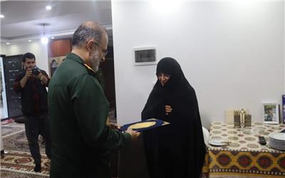 در ادامه برنامههای تکریم خانوادههای معظم شهدا و پاسداشت یاد و خاطره ایثارگران، سردار موحد فرمانده سپاه کربلا استان مازندران با حضور در منزل شهید والامقام صمصامطور از خانواده این شهید گرانقدر دیدار کردند.