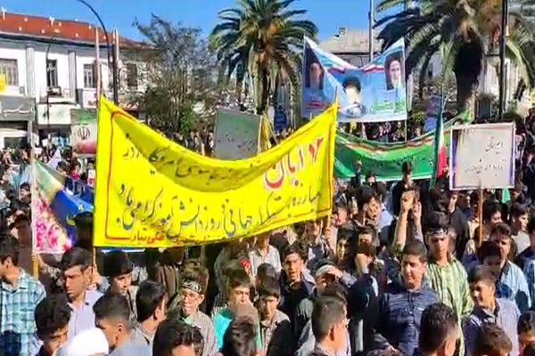 راهپیمایی مردم و دانش‌آموزان بابلسر در یوم‌الله سیزده آبان