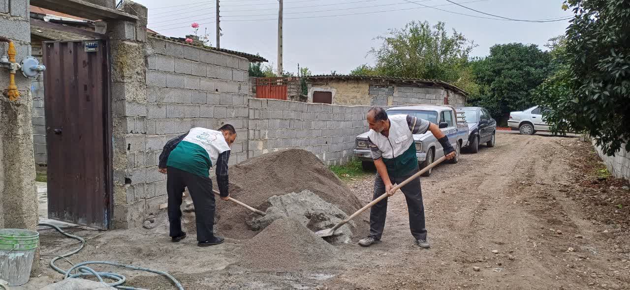 اردوی جهادی در بازسازی منزل نیازمند درسیمرغ در ادامه فعالیت‌های جهادی و خدمت‌رسانی،خادمیاران و یاوران رضوی شهرستان سیمرغ
